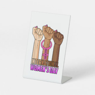International Women_s Day Break The Bias 8 März G Sockelschild