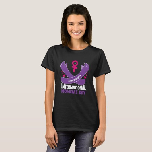 International Women's Day 2023 Embrace Equity 8 Ma T-Shirt (Vorne ganz)