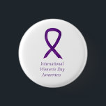 Internationale Buttone zur Sensibilisierung der Fr Button<br><div class="desc">Die Sensibilisierungskur für den Internationalen Frauentag verwendet ein lila Band. Das Button des Bewusstseinsbändern zeigt das Bild eines lila Bewusstseinsbändern auf einem benutzerdefinierten Knopfendant. Der Bewusstseinsmensch merkt an, dass "Awareness International Women's Day". Die Buttone oder Buttons der lila Bewusstseinsband-Kunst können mit personalisierten Nachrichten versehen werden, um für Spendenanhänger, Sensibilisierungsgeschenke, andere...</div>