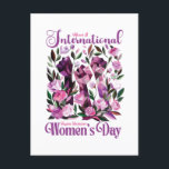 Internationale Frauen-Tag-Flora-Fäuste Postkarte<br><div class="desc">Eine stilisierte Abbildung mit erhöhten Fäusten in der Mitte, die Stärke und Ermächtigung symbolisieren. Die Faust ist von einer Vielzahl von Blume umgeben, die jeweils verschiedene Aspekte von Weiblichkeit und Schönheit darstellen. Es besteht ein Gleichgewicht zwischen der Kühnheit der Faust und der heiklen Natur der Blume, die eine harmonische Darstellung...</div>