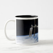 Internationale Raumstation 11 Zweifarbige Tasse (Links)