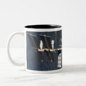 Internationale Raumstation 13 Zweifarbige Tasse (Links)