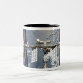 Internationale Raumstation 14 Zweifarbige Tasse (Mittel)