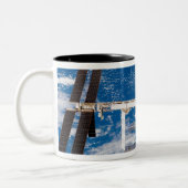Internationale Raumstation 17 Zweifarbige Tasse (Links)
