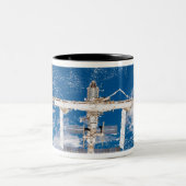 Internationale Raumstation 17 Zweifarbige Tasse (Mittel)