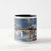 Internationale Raumstation 17 Zweifarbige Tasse (Mittel)