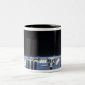 Internationale Raumstation 18 Zweifarbige Tasse (Mittel)