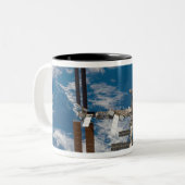 Internationale Raumstation 18 Zweifarbige Tasse (Vorderseite Links)