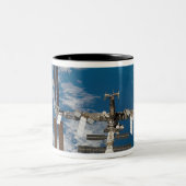 Internationale Raumstation 18 Zweifarbige Tasse (Mittel)