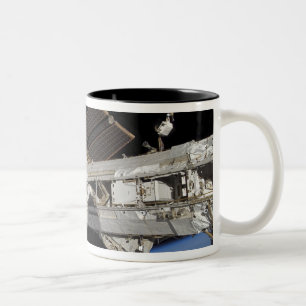 Internationale Raumstation 23 Zweifarbige Tasse