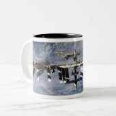 Internationale Raumstation 28 Zweifarbige Tasse (Vorderseite Links)