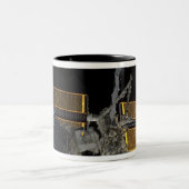 Internationale Raumstation 2 Zweifarbige Tasse (Mittel)