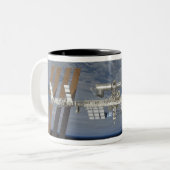 Internationale Raumstation 3 Zweifarbige Tasse (Vorderseite Links)