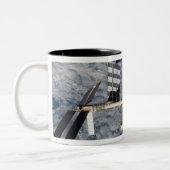 Internationale Raumstation 6 Zweifarbige Tasse (Links)