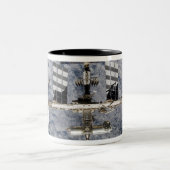 Internationale Raumstation 6 Zweifarbige Tasse (Mittel)