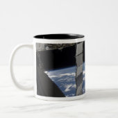 Internationale Raumstation 7 Zweifarbige Tasse (Links)