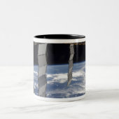 Internationale Raumstation 7 Zweifarbige Tasse (Mittel)