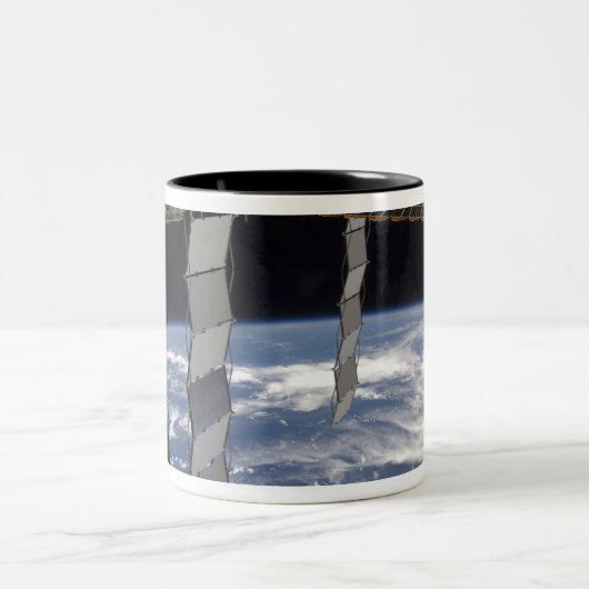 Internationale Raumstation 7 Zweifarbige Tasse (Mittel)