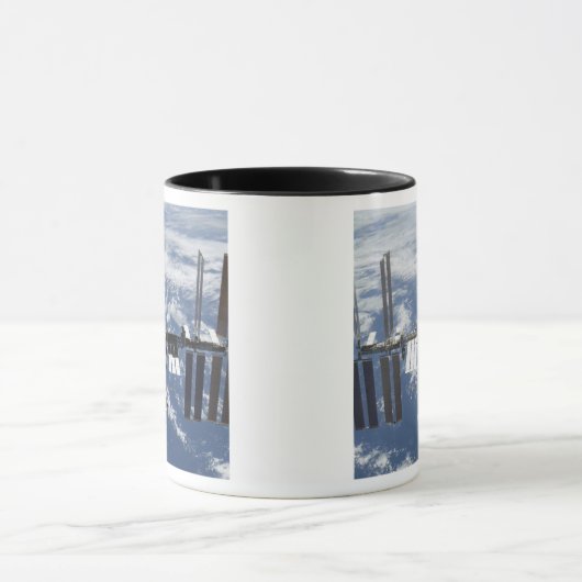 Internationale Raumstation im Orbit 2 Tasse (Zentrum)