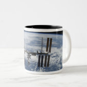 Internationale Raumstation im Orbit Zweifarbige Tasse (VorderseiteRechts)