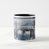 Internationale Raumstation im Orbit Zweifarbige Tasse (Mittel)