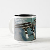 Internationale Raumstation Zweifarbige Tasse (Vorderseite Links)
