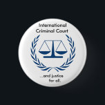 Internationale Strafkammer-Reihe Button<br><div class="desc">Die internationale Strafkammer hat ein Mandat,  zum der Kriegsverbrecher und der despotischen Führer zur Gerechtigkeit zu holen.  Zeigen Sie Ihre Unterstützung für das Ende der Ungestraftheit.  Wählen Sie eine Tassen-,  Schlüsselkette,  Knopf oder alle drei.</div>