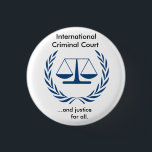 Internationale Strafkammer-Reihe Button<br><div class="desc">Die internationale Strafkammer hat ein Mandat,  zum der Kriegsverbrecher und der despotischen Führer zur Gerechtigkeit zu holen.  Zeigen Sie Ihre Unterstützung für das Ende der Ungestraftheit.  Wählen Sie eine Tassen-,  Schlüsselkette,  Knopf oder alle drei.</div>