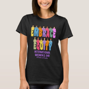 Internationaler Frauentag 2023 Gleichheit umarmen  T-Shirt