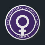 Internationaler Frauentag Button<br><div class="desc">Der Internationale Frauentag findet am 8. März statt. Lila symbolisiert Gerechtigkeit und Würde. Großbritannien adoptierte das Farbschema lila,  weiß und grün,  um die Not der Suffragettes im Jahr 1908 zu symbolisieren.</div>