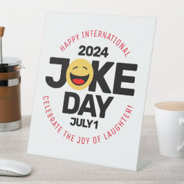Internationaler Joke Day Laughing Face Sockelschild