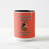 Internationaler Tag des Mädchens. Spaß haben Zweifarbige Tasse (Mittel)