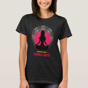 Internationaler Tag Des Yoga Mit Blumen Und Mandal T-Shirt