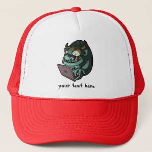 Internet-Troll am Laptop, der im Web Cartoon troll Truckerkappe