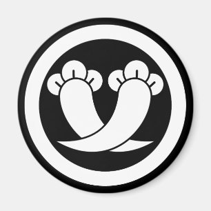 Intersecting cloves in circle magnet