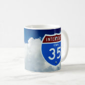 Interstate 35 Shield, Blue Sky, Puffy Clouds Tasse (VorderseiteRechts)
