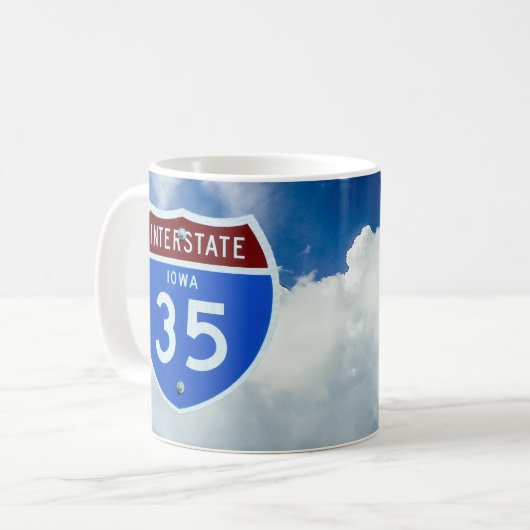 Interstate 35 Shield, Blue Sky, Puffy Clouds Tasse (Vorderseite Links)