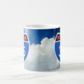 Interstate 35 Shield, Blue Sky, Puffy Clouds Tasse (Mittel)