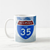 Interstate 35 Shield, Blue Sky, Puffy Clouds Tasse (Links)