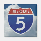 Interstate 5 Schild, Wolken Hintergrund Magnet (Vorne)