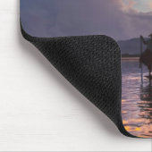 Intha-Fischer Bein-Ruderboot fischt mit Netz Mousepad (Ecke)