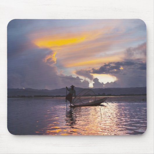 Intha-Fischer Bein-Ruderboot fischt mit Netz Mousepad (Vorne)