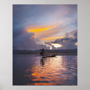Intha-Fischer Beinruderboot fischt mit Netz Poster