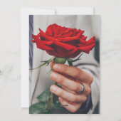 Intimate Close-Up Red Rose Engagement & Wedding Einladung (Rückseite)
