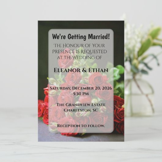 Intimate Close-Up Red Rose Hand-Held Engagement Einladung (Stehend Vorderseite)