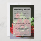 Intime Nahaufnahme Rote Rose Hand Held Engagement Einladung (Vorderseite)