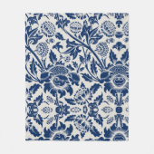 Intricate blue floral pattern on light background fleecedecke (Vorderseite)