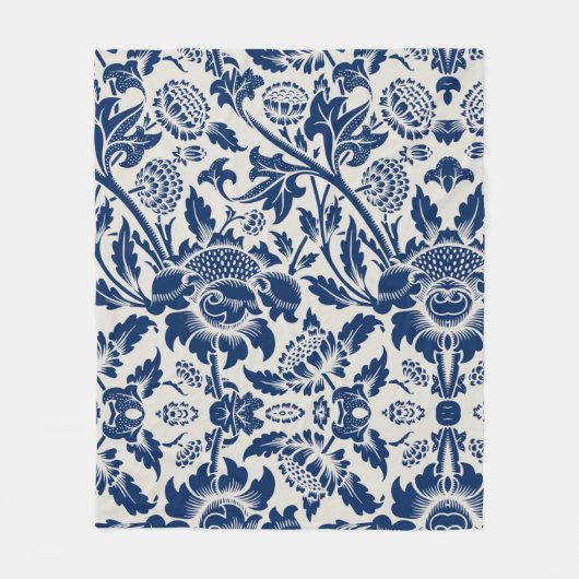 Intricate blue floral pattern on light background fleecedecke (Vorderseite)