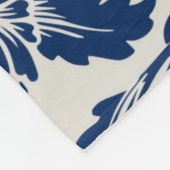 Intricate blue floral pattern on light background fleecedecke (Ecke)