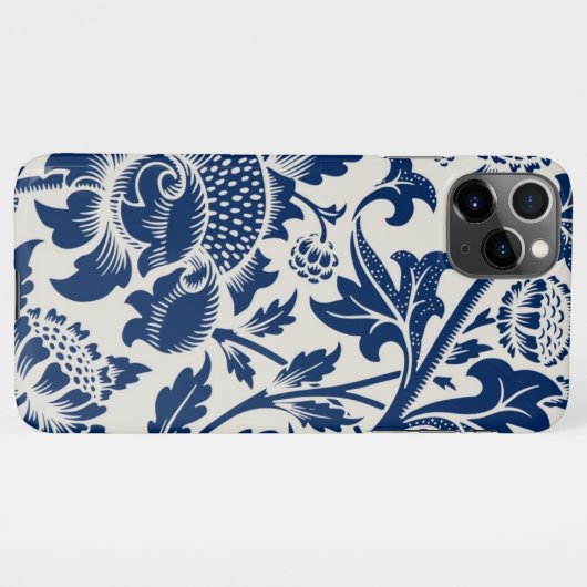 Intricate blue floral pattern on light background iPhone hülle (Rückseite (Horizontal))